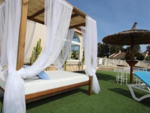 Bazén v ubytovaní Casa con Piscina Privada Cerca del Mar, Mascotas Bienvenidas, WiFi Gratis, Playa para Perros - ES-184-39 alebo v jeho blízkosti