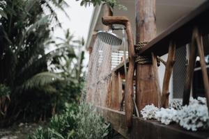 a garden with a net on the side of a building at Tai Marino - Beach Bungalows in Amuri