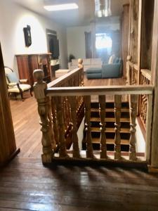 sala de estar con escalera de madera y sala de estar en 2-Fantástica casa entre montañas, en Salamina