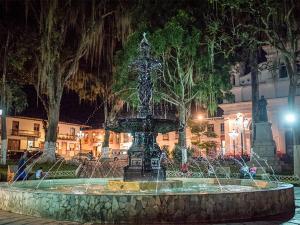 una fuente en medio de una ciudad por la noche en 2-Fantástica casa entre montañas, en Salamina