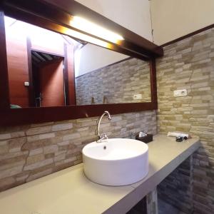 a bathroom with a sink and a mirror at Giliranta in Gili Trawangan