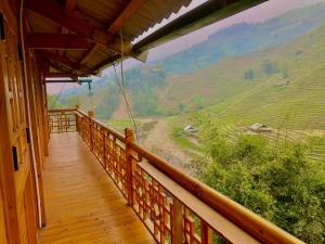 een houten loopbrug met uitzicht op een vallei bij Lysa House in Lao Cai