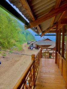 een houten terras met uitzicht op een berg bij Lysa House in Lao Cai