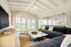 sala de estar con sofá y mesa en Casa Bermuda by AvantStay Right Across the Street from Fort Lauderdale Beach, en Fort Lauderdale