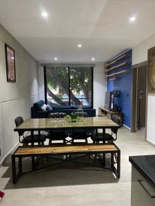 - un salon avec une table et un canapé dans l'établissement Habitación privada, à Mexico