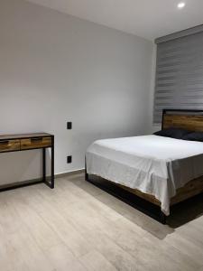 Un pat sau paturi într-o cameră la Habitación privada