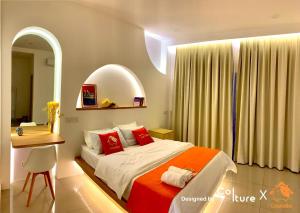 Säng eller sängar i ett rum på 30-80 pax Private Event Venue - Sunset Paradise by Cowidea