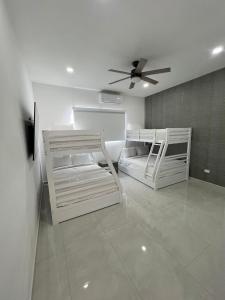Poschodová posteľ alebo postele v izbe v ubytovaní Casa Coco - Luxury 2 story home with salt water lagoon front