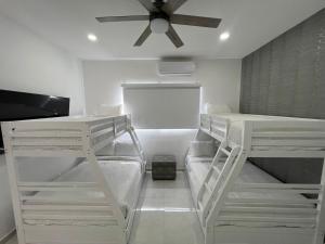 Poschodová posteľ alebo postele v izbe v ubytovaní Casa Coco - Luxury 2 story home with salt water lagoon front