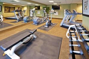 Fitness centrum a/nebo fitness zařízení v ubytování Holiday Inn & Suites Stillwater-University West by IHG