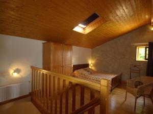 - une chambre avec un lit et un escalier doté d'une passerelle de lit dans l'établissement Gîte Aveizieux, 3 pièces, 5 personnes - FR-1-496-175, à Aveizieux