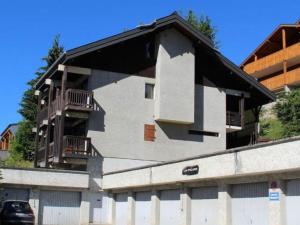 a building with a balcony on the side of it at Appartement Les Gets, 1 pièce, 4 personnes - FR-1-671-257 in Les Gets