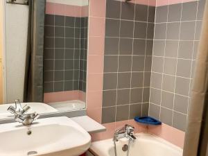 Ένα μπάνιο στο Appartement Les Arcs 1800, 3 pièces, 6 personnes - FR-1-346-571