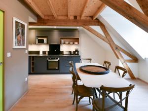 eine Küche und ein Esszimmer mit einem Tisch und Stühlen in der Unterkunft Appartement Le Palais, 5 pièces, 10 personnes - FR-1-418-238 in Le Palais