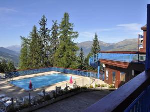 a swimming pool on the side of a building with mountains at Appartement Les Arcs 1800, 3 pièces, 6 personnes - FR-1-346-571 in Bourg-Saint-Maurice