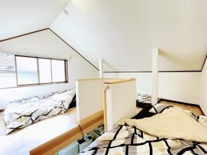 2 camas en una habitación con ático en House Kadoi201, en Tokio
