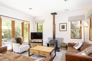 Телевизор и/или развлекательный центр в Stags Head Cottage-cosy cottage with hot tub