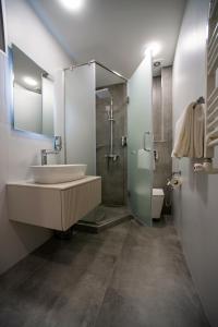 Ett badrum på The House Hotel Yerevan