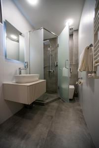 un bagno con lavandino, doccia e WC di The House Hotel Yerevan a Yerevan Altre 37 foto