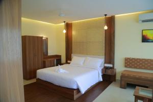 Giường trong phòng chung tại Athirappilly Polaris Resort Riverside Pool