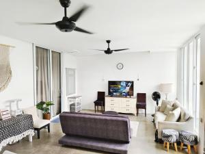 Μια τηλεόραση ή/και κέντρο ψυχαγωγίας στο Omahati Villa Brawa