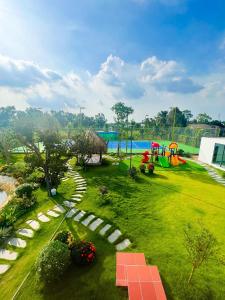 uma vista aérea de um parque com um parque infantil em Hana Villa Long An em Long An