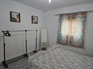 sypialnia z łóżkiem i oknem w obiekcie Ain Draham sejour, maison duplex privé,seulement familles!!! netflix, Youtube w mieście Aïn Draham