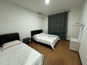 1 Schlafzimmer mit 2 Betten und einem Spiegel in der Unterkunft Zayyan Guesthouse in Kuching