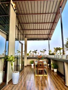 patio con mesa y sillas en el balcón en The Loft House en Dimāpur