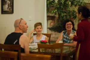 Majutusasutuse Eliana Ruby Hotel & Travel külastajad