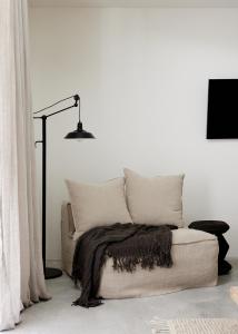 Villa Riad في Ewingsdale: غرفة معيشة مع أريكة عليها بطانية