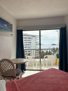 1 Schlafzimmer mit einem Bett und einem Balkon mit Aussicht in der Unterkunft ENNA INN IXTAPA HABITACIóN VISTA AL MAR in Ixtapa