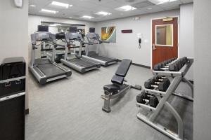 un gimnasio con varias cintas de correr y máquinas cardiovasculares en Courtyard Shelton, en Shelton