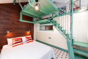 1 dormitorio con 1 cama y una escalera verde en FIGA apartment en Split