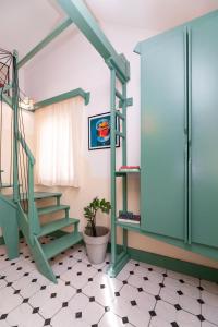 una habitación con una escalera verde y una maceta en FIGA apartment, en Split