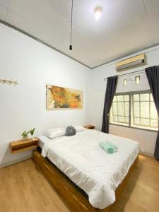 a bedroom with a large bed in a room at Lorent Hostel Near Padang Beach in Padang