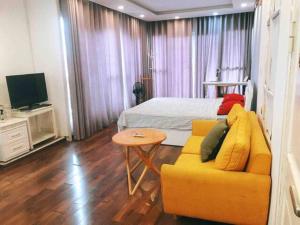 ein Schlafzimmer mit einem gelben Sofa und einem Bett in der Unterkunft Green balcony full of natural light 97 p401 in Hanoi