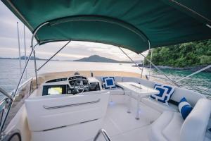 un barco con un salpicadero y un volante en Jelly Bear, en Ban Bang Khu