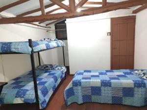 Casona la Vega في باستو: غرفة نوم بسريرين بطابقين في غرفة