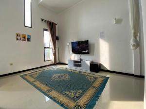a living room with a rug on the floor at Villa Harga Terjangkau di Malang in Malang