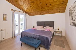 フヴァルにあるApartments Nadi - sea viewの木製の天井が特徴のベッドルーム1室(ベッド1台付)