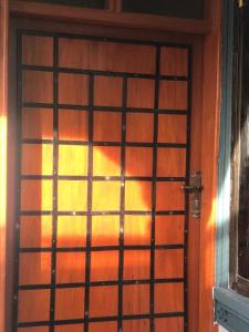 uma porta com um portão de metal em Woodland Cottage em Mwanza