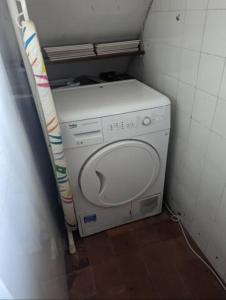 - Lavadora y secadora en una habitación pequeña en 2 BDR House - Ideal for Short Breaks & Contractors, en Rochdale
