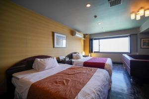 a hotel room with two beds and a window at ホテル ラヴィアン HOTEL Lavien 
