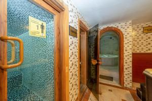 Koupelna v ubytování The Byzantium Suites Hotel & Spa