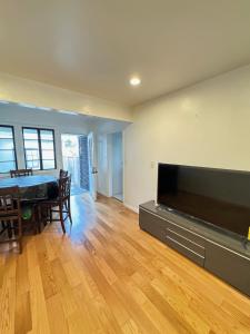 uma sala de estar com uma grande televisão de ecrã plano em Cozy Home in Prime Location em Monterey Park