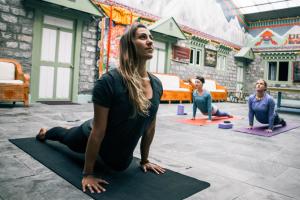 un grupo de mujeres haciendo yoga en una habitación en Mountain Lodges of Nepal - Thame, en Thāmi