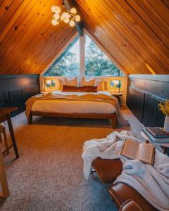 1 dormitorio con 2 camas en un ático en Mid-Century Cabin Perfect for Romantic Getaway, en Running Springs