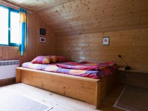 Habitación de madera con 1 cama en una cabaña de madera en Holiday home for 6 people, en Lacanau