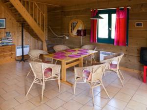 Un comedor con mesa y sillas en Holiday home for 6 people, en Lacanau